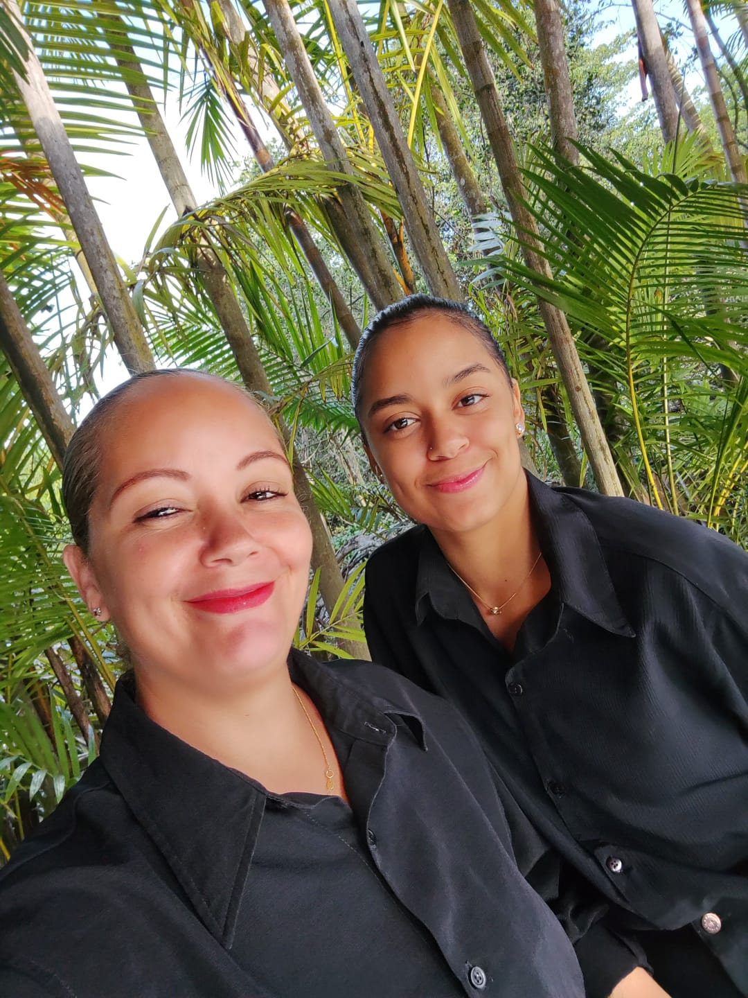 Equipe Dora Kelly uniformizada em atendimento